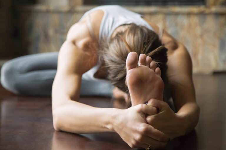 Sportliche Frau dehnt sich macht Yoga