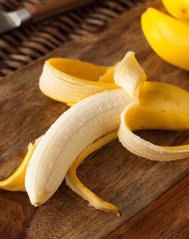 banane auf holzbrett lecker gelb
