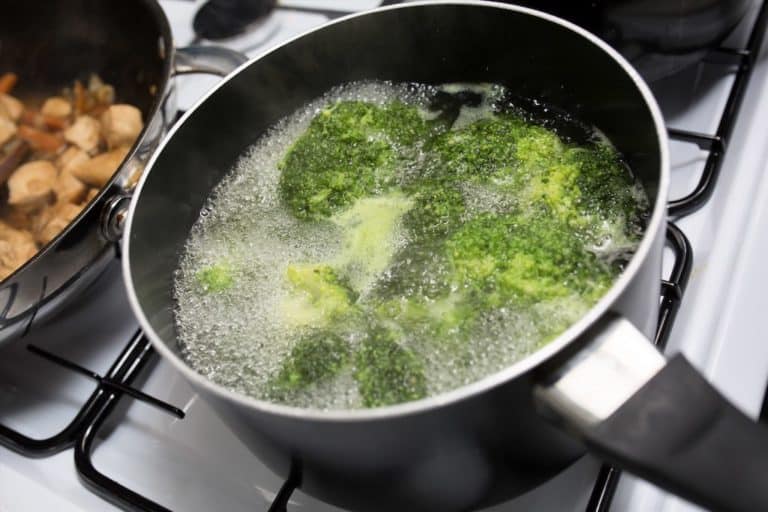 gemüse kochen kochendes wasser brokkoli topf herd gasherd