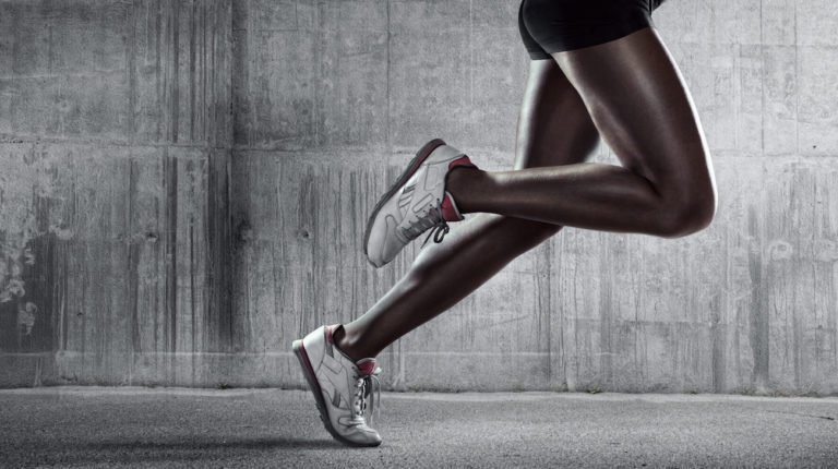 Sport Sprinten Laufen Laufschuhe Joggen pants grauer hintergrund beine fuessee sportlich