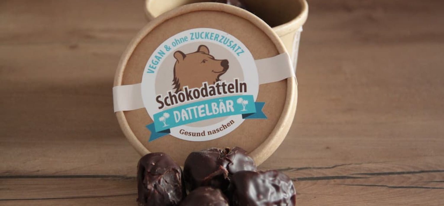 dattelbaer schokodatteln geoeffnet auf tisch mit logo katawan test