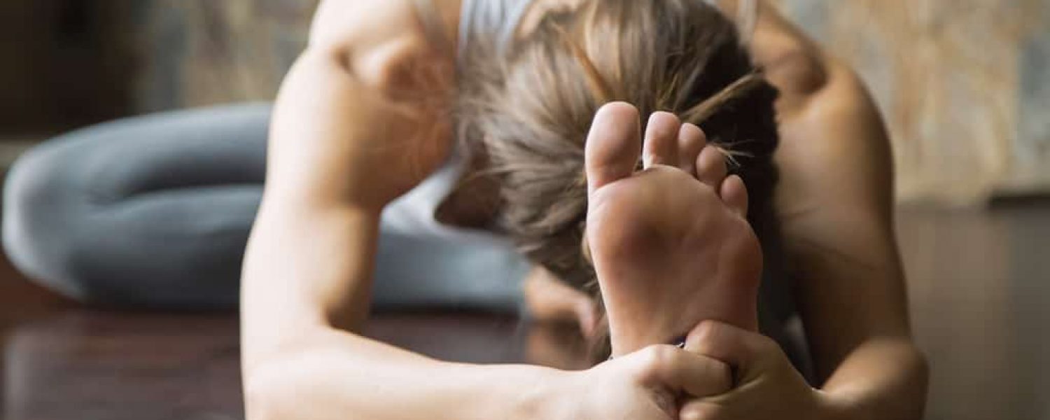 Sportliche Frau dehnt sich macht Yoga Sportliche Frau dehnt sich macht Yoga