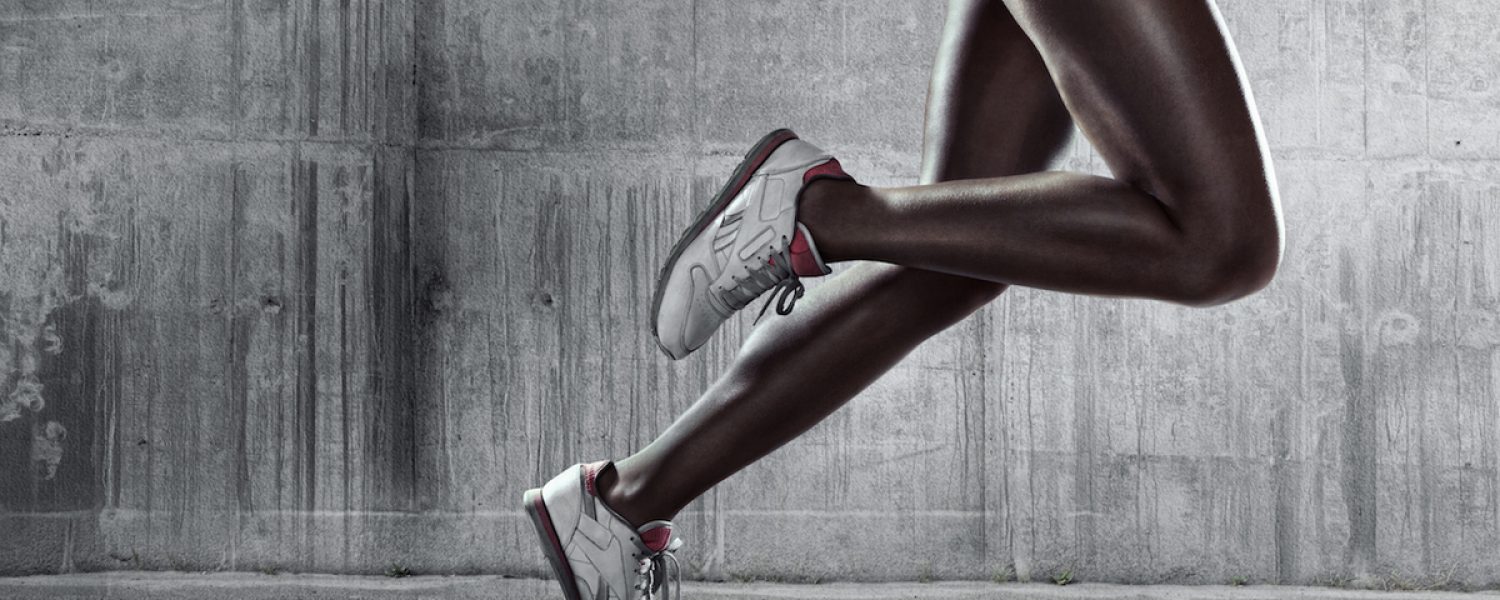 Sport Sprinten Laufen Laufschuhe Joggen pants grauer hintergrund beine fuessee sportlich